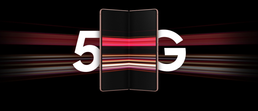 從正面展開的亮光銅Galaxy Z Fold2。在手機的另一邊，有「5G」文字圖像，背後是彩色的光速，劃過主屏幕，展示5G之快。