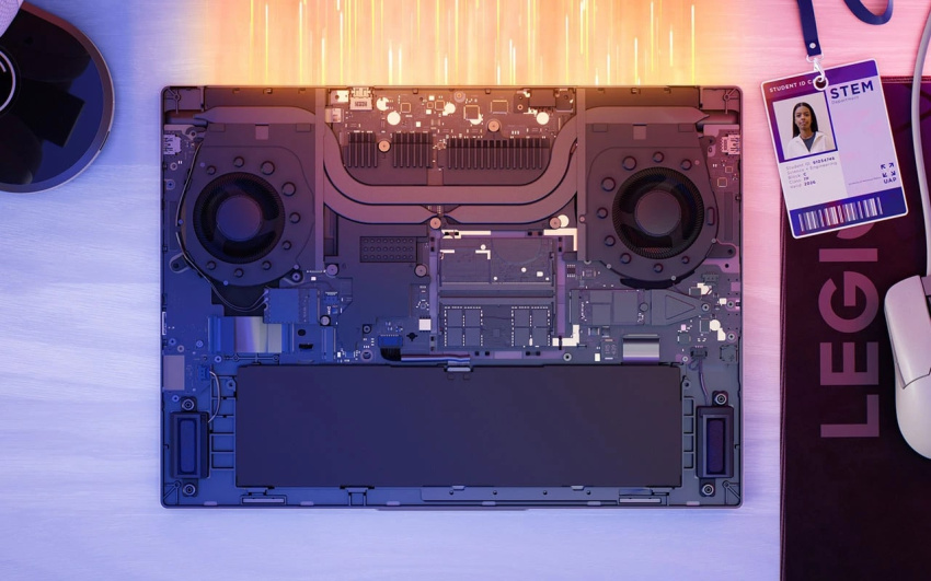 Legion 7i Gen 10 的內部視圖，配備風扇、熱管及發光的氣流效果。