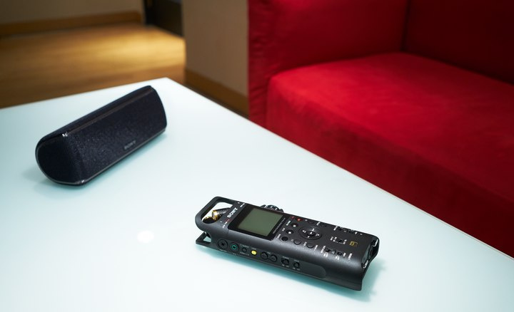 Sony PCM-D10 及藍牙揚聲器放在梳化前面的桌子上