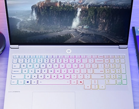 Legion 7i Gen 10 的俯視視角，顯示著 RGB 鍵盤，螢幕上有數碼化的城市風景。