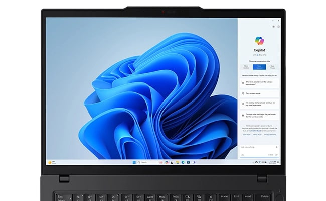 Lenovo ThinkPad T14 Gen 5 (14” AMD) 日食黑款式筆記簿型電腦的短版視圖，機身打開 180 度，焦點落在 14 吋顯示器上，畫面顯示背景圖案，並開啟了 Windows Copilot 功能表。