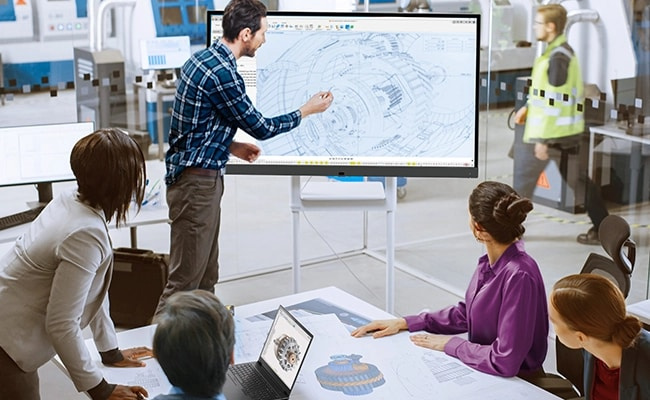 Lenovo ThinkPad L16 P16v G2 流動 Workstation 連接外置顯示器，促進團隊協作。