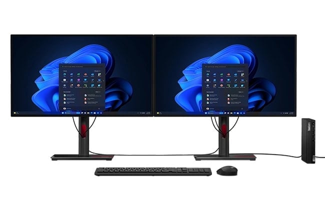 Lenovo ThinkCentre M70q Gen 5 Tiny 個人電腦垂直擺放在兩面朝向正面的 Lenovo ThinkCentre Tiny-in-One 屏幕右側，且接駁了接線、鍵盤及滑鼠。