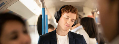 列車上的降噪耳機