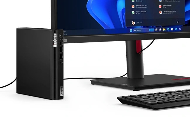 Lenovo ThinkCentre Tiny-in-One 屏幕朝向右側的半視圖，左側垂直擺放著 Lenovo ThinkCentre M70q Gen 5 Tiny 個人電腦。