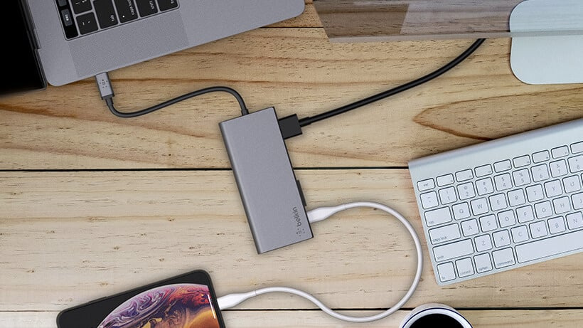 USB-C多埠集線器可同時連接到筆記型電腦，顯示器和智慧手機