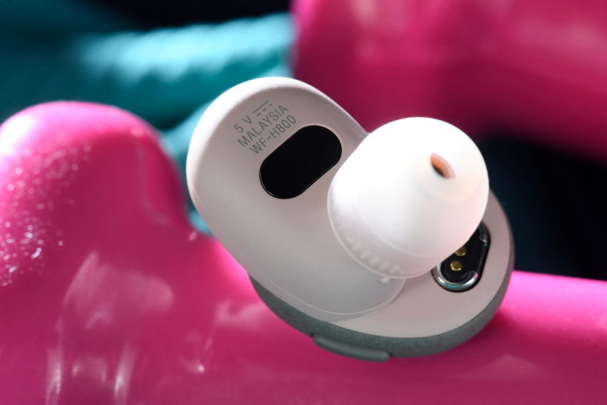 Sony 推出全新 h.ear 系列真無線耳機 WF-H800，承襲了 WF-1000XM3 的核心技術，但沒有搭載主動式降噪功能，換來的是，更細小的體積，獨特的撞色設計，譜出一種獨特的和諧感，非常吸引眼球。