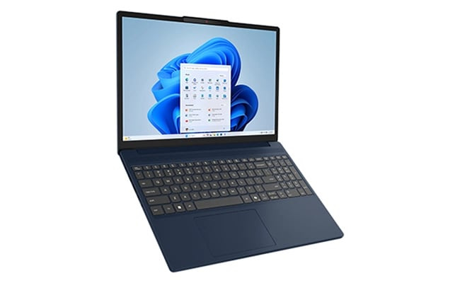 Lenovo IdeaPad Slim 3i Gen 10 筆記型電腦打開著，對焦著鍵盤，螢幕上顯示了 Windows 11 Home 的開始選單。