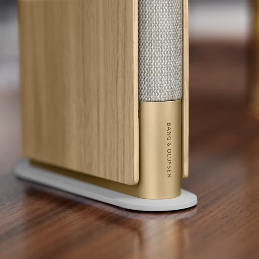 Beosound Emerge 是一款優雅設計的揚聲器，以頂級材質、鋁材、自然橡木與 kvadrat 織品製成。