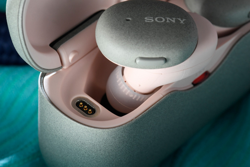 Sony 推出全新 h.ear 系列真無線耳機 WF-H800，承襲了 WF-1000XM3 的核心技術，但沒有搭載主動式降噪功能，換來的是，更細小的體積，獨特的撞色設計，譜出一種獨特的和諧感，非常吸引眼球。