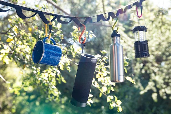 SRS-XB23 透過便攜帶懸掛在戶外的樹上。