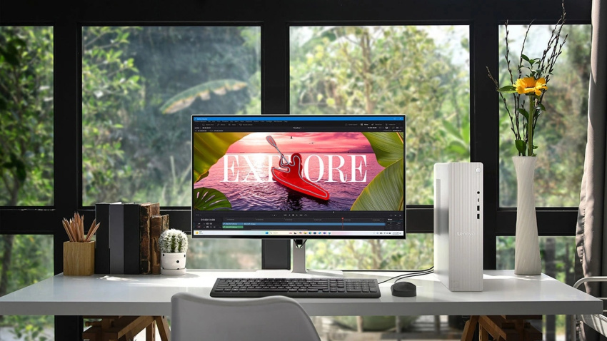 桌上放置 IdeaCentre Tower Gen 10 (Intel) 桌上型電腦，旁邊是可選購的螢幕，以及可選購的鍵盤和滑鼠，螢幕上顯示著「探索」字樣，還開著一個通往自然風景的視窗。