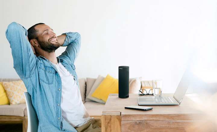 免提使用 SRS-XB23 揚聲器的男士