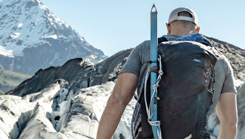 背著背包，遠足阿拉斯加山脊的男人