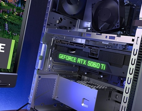 配備先進散熱技術的內部 GPU 插槽，展現 Lenovo LOQ Tower 17IAX10 桌上型電腦的強大顯示卡性能。