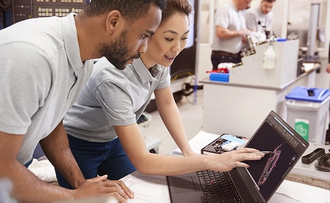 兩位用家在 Lenovo ThinkPad L16 P16v G2 上檢查動畫作品。