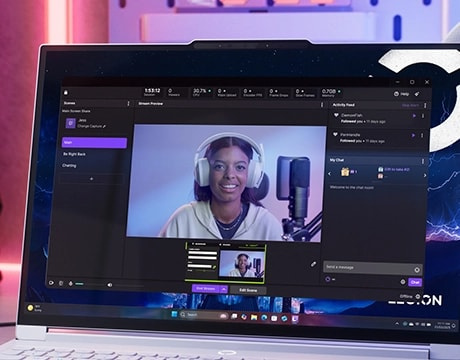 Legion 7i Gen 10 的畫面上顯示著一位女士，她正在使用耳機和麥克風進行串流直播。