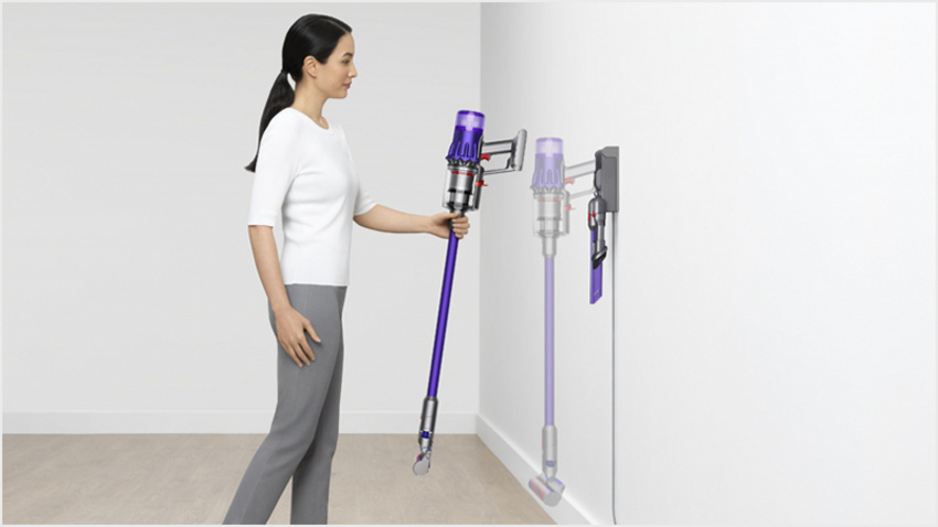 女性將Dyson Digital Slim™ 輕量無線吸塵機置放於掛牆充電底座上