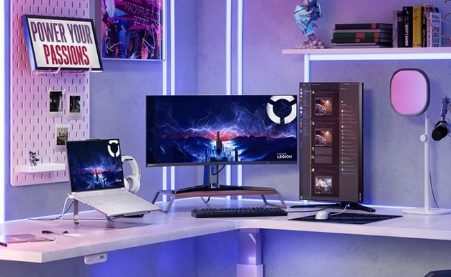 遊戲和直播串流的桌面設置，包括 Legion 7i Gen 10、寬大的顯示器和垂直的螢幕。