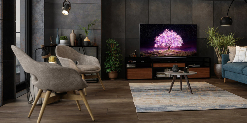 電視螢幕，顯示一棵在豪華家居發出紫色光芒的樹