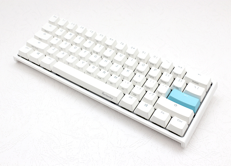 跳脫原先One 2 系列雙色設計的傳統，此為全白色版本之60%小鍵盤。