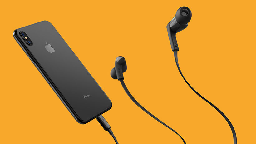 扁平輕巧的耳機線設計 插入 iPhone 的 SOUNDFORM 耳機