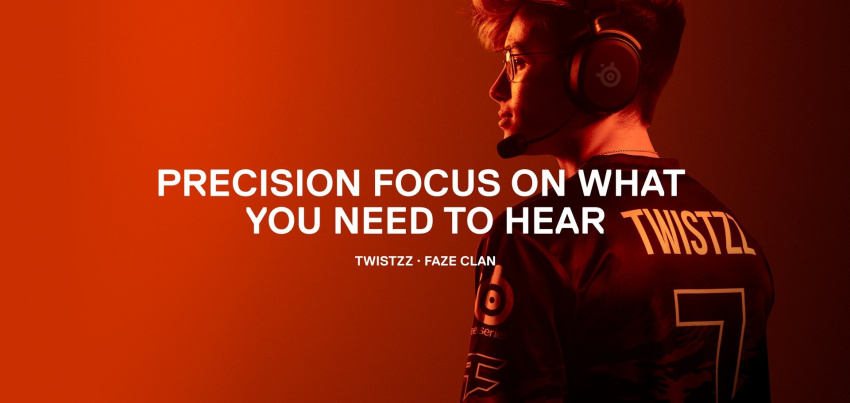 FaZe 玩家 Twistzz 站在橘色背景之前，穿戴著 Arctis Prime 耳機。圖片上的字樣為：「精確地專注於您需要聽見到。」