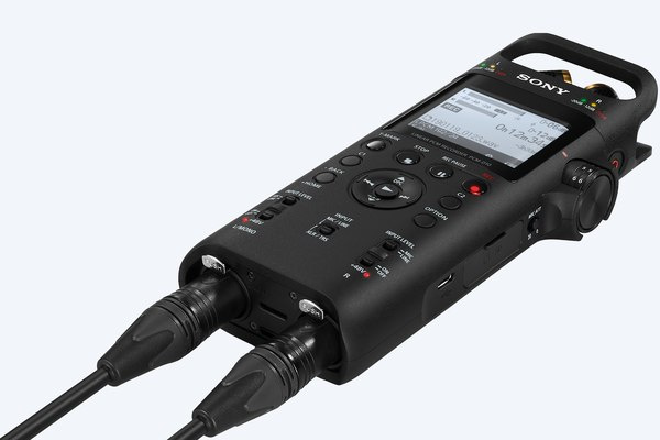 兩個音訊輸入連接至可攜式錄音機的雙 XLR/TRS 混合插孔