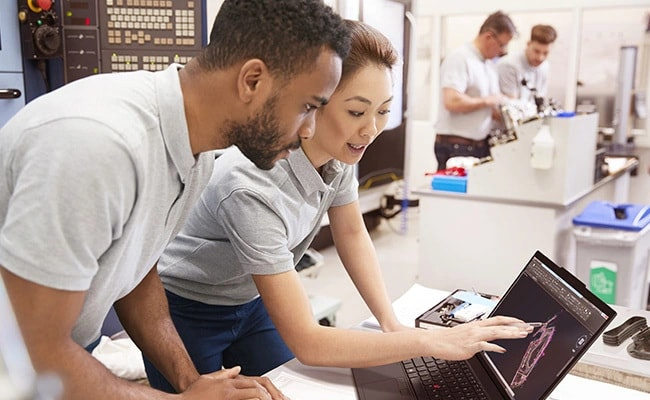 兩位用家正使用 Lenovo ThinkPad P14s Gen 5 (14