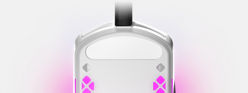 Aerox 3 滑鼠仰視圖，展示全新改進的 PTFE 滑鼠墊腳。