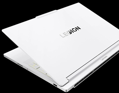 部分打開的 Legion 7i Gen 10，顯示著其背面標誌和部分鍵盤。
