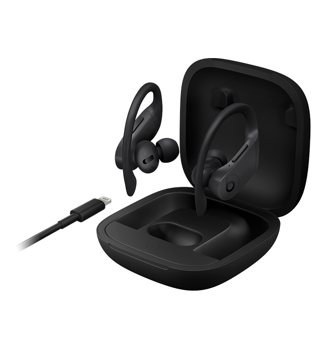 黑色 Powerbeats Pro 正離開連著 Lightning 充電線的充電盒