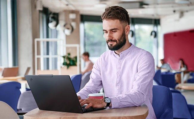 Lenovo ThinkPad E14 Gen 7 (14 吋 AMD) 筆記型電腦，無論在辦公室或公共場所工作，均提供企業級的資料與裝置保護，並配備先進功能。