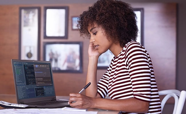 女士使用 Lenovo ThinkPad L16 P16v G2 流動 Workstation 作教學用途。